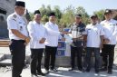 Tampak menyerahkan bantuan yakni Bupati Jombang Warsubi S.H., M.Si, Wakil Bupati Salmanudin, S.Ag., M.Pd, Sekretaris Daerah Kabupaten Jombang Agus Purnomo, S.H., M.Si meninjau langsung kondisi lapangan di Desa Kebonagung pada pukul 12.30 WIB. Photo: istimewa dinas kominfo pemkab jombang.