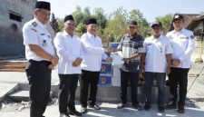 Tampak menyerahkan bantuan yakni Bupati Jombang Warsubi S.H., M.Si, Wakil Bupati Salmanudin, S.Ag., M.Pd, Sekretaris Daerah Kabupaten Jombang Agus Purnomo, S.H., M.Si meninjau langsung kondisi lapangan di Desa Kebonagung pada pukul 12.30 WIB. Photo: istimewa dinas kominfo pemkab jombang.