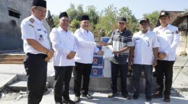 Tampak menyerahkan bantuan yakni Bupati Jombang Warsubi S.H., M.Si, Wakil Bupati Salmanudin, S.Ag., M.Pd, Sekretaris Daerah Kabupaten Jombang Agus Purnomo, S.H., M.Si meninjau langsung kondisi lapangan di Desa Kebonagung pada pukul 12.30 WIB. Photo: istimewa dinas kominfo pemkab jombang.