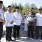 Tampak menyerahkan bantuan yakni Bupati Jombang Warsubi S.H., M.Si, Wakil Bupati Salmanudin, S.Ag., M.Pd, Sekretaris Daerah Kabupaten Jombang Agus Purnomo, S.H., M.Si meninjau langsung kondisi lapangan di Desa Kebonagung pada pukul 12.30 WIB. Photo: istimewa dinas kominfo pemkab jombang.