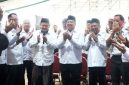 Bupati Jombang Warsubi S.H., M.Si., didampingi Wakil Bupati Jombang Salmanudin S.Ag., M.Pd., Sekdakab Jombang Agus Purnomo S.H., M.Si., serta jajaran kepala OPD lingkup Pemkab Jombang bersama Panitia lokal memanjatkan do’a di lokasi pembukaan di lapanghan Untung Suropati untuk kelancaran dan kesuksesan pelaksanaan Muktamar NU ke-35 pada 27 – 31 Agustus 2026. Photo: istimewa
