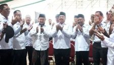 Bupati Jombang Warsubi S.H., M.Si., didampingi Wakil Bupati Jombang Salmanudin S.Ag., M.Pd., Sekdakab Jombang Agus Purnomo S.H., M.Si., serta jajaran kepala OPD lingkup Pemkab Jombang bersama Panitia lokal memanjatkan do’a di lokasi pembukaan di lapanghan Untung Suropati untuk kelancaran dan kesuksesan pelaksanaan Muktamar NU ke-35 pada 27 – 31 Agustus 2026. Photo: istimewa