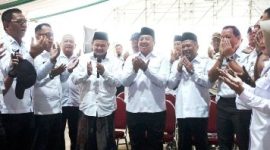 Bupati Jombang Warsubi S.H., M.Si., didampingi Wakil Bupati Jombang Salmanudin S.Ag., M.Pd., Sekdakab Jombang Agus Purnomo S.H., M.Si., serta jajaran kepala OPD lingkup Pemkab Jombang bersama Panitia lokal memanjatkan do’a di lokasi pembukaan di lapanghan Untung Suropati untuk kelancaran dan kesuksesan pelaksanaan Muktamar NU ke-35 pada 27 – 31 Agustus 2026. Photo: istimewa