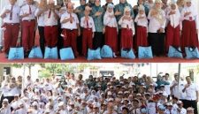 Kegiatan GEMARIKAN ini dihadiri jajaran pengurus TP PKK Kabupaten Jombang diantaranya Ketua I Ning Ema Erfina Salmanudin, Ketua III Ibu Lilik Agus Purnomo, yang juga selaku Ketua DWP Kabupaten Jombang serta Ketua IV yang juga Ketua PERSAGI Ibu Nur Kamalia, Kepala Dinas Pendidikan dan Kebudayaan Dra. Wor Windari, M.Si., Camat Tembelang A. Fachruddin, S.E., M.M., Kepala Desa setempat, Kepala Sekolah dan Guru, Rabu (19/8/2026). Photo: Istimewa/Dinas Kominfo Pemkab Jombang/edit. 