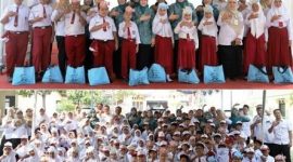 Kegiatan GEMARIKAN ini dihadiri jajaran pengurus TP PKK Kabupaten Jombang diantaranya Ketua I Ning Ema Erfina Salmanudin, Ketua III Ibu Lilik Agus Purnomo, yang juga selaku Ketua DWP Kabupaten Jombang serta Ketua IV yang juga Ketua PERSAGI Ibu Nur Kamalia, Kepala Dinas Pendidikan dan Kebudayaan Dra. Wor Windari, M.Si., Camat Tembelang A. Fachruddin, S.E., M.M., Kepala Desa setempat, Kepala Sekolah dan Guru, Rabu (19/8/2026). Photo: Istimewa/Dinas Kominfo Pemkab Jombang/edit. 