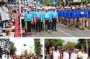 Photo atas: Bupati Jombang mengibarkan bendera start untuk memberangkatkan peserta Gerak Jalan ROJO 2026. Photo bawah kiri: Ketua Tim Penggerak PKK Yuliati Nugrahani Warsubi mengankat bendera start. Selanjutnya, photo kanan bawah: Bupati Warsubi bersama para pejabat yang hadir turut berjalan menyusuri sebagian rute Gerak Jalan ROJO 2026, tampak Wakil Bupati (depan kanan) menyempatkan diri menyapa warga yang hadir menyaksikan kegiatan ini. 