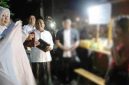 Wakil Bupati Jombang Salmanudin S.Ag., M.Pd. (Gus Wabup), bersama Forkopimda Kabupaten Jombang menyusuri kawasan Kota Jombang membagikan kerudung untuk pedagang wanita pada Senin (24/8/2026) malam. 
