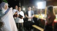Gus Wabup Bagikan Kerudung