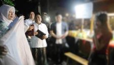 Wakil Bupati Jombang Salmanudin S.Ag., M.Pd. (Gus Wabup), bersama Forkopimda Kabupaten Jombang menyusuri kawasan Kota Jombang membagikan kerudung untuk pedagang wanita pada Senin (24/8/2026) malam. 