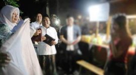 Wakil Bupati Jombang Salmanudin S.Ag., M.Pd. (Gus Wabup), bersama Forkopimda Kabupaten Jombang menyusuri kawasan Kota Jombang membagikan kerudung untuk pedagang wanita pada Senin (24/8/2026) malam. 