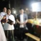 Wakil Bupati Jombang Salmanudin S.Ag., M.Pd. (Gus Wabup), bersama Forkopimda Kabupaten Jombang menyusuri kawasan Kota Jombang membagikan kerudung untuk pedagang wanita pada Senin (24/8/2026) malam. 