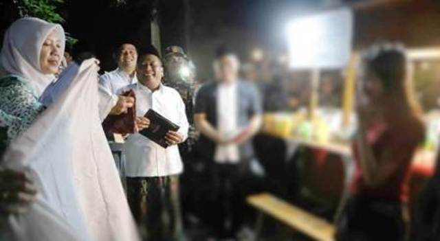Wakil Bupati Jombang Salmanudin S.Ag., M.Pd. (Gus Wabup), bersama Forkopimda Kabupaten Jombang menyusuri kawasan Kota Jombang membagikan kerudung untuk pedagang wanita pada Senin (24/8/2026) malam. 
