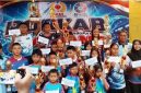 Ketua Cabor Akuatik Indonesia Kabupaten Jombang Drs Anang Masruchin, M.Si (kanan) didampingi Pengurus IA Jombang photo bersama atlet peraih medali terbaik pada kelompok usia sembari menunjukkan hadiah uang pembinaan. 