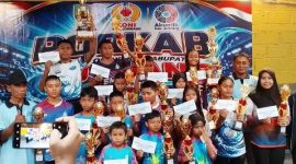 Ketua Cabor Akuatik Indonesia Kabupaten Jombang Drs Anang Masruchin, M.Si (kanan) didampingi Pengurus IA Jombang photo bersama atlet peraih medali terbaik pada kelompok usia sembari menunjukkan hadiah uang pembinaan. 