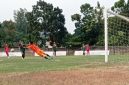Penjaga gawang Bumi Wali Ahmad Fariudin Aliyya Putra menghalau bola atas tendangan pemain PSID Jombang (merah), gempuran dari PSID membuat kekalahan dialami Bumi Wali 0-6 bermain di Stadion Mederka Jombang, Minggu (23/8/2026). Photo: https://layang.co
