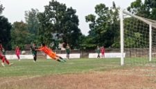 Penjaga gawang Bumi Wali Ahmad Fariudin Aliyya Putra menghalau bola atas tendangan pemain PSID Jombang (merah), gempuran dari PSID membuat kekalahan dialami Bumi Wali 0-6 bermain di Stadion Mederka Jombang, Minggu (23/8/2026). Photo: https://layang.co