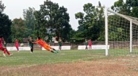Penjaga gawang Bumi Wali Ahmad Fariudin Aliyya Putra menghalau bola atas tendangan pemain PSID Jombang (merah), gempuran dari PSID membuat kekalahan dialami Bumi Wali 0-6 bermain di Stadion Mederka Jombang, Minggu (23/8/2026). Photo: https://layang.co