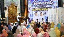 Gus Salman Wakil Bupati mewakili Bupati Warsubi menghadiri Pengajian Umum Peringatan Maulid Nabi Muhammad SAW 1448 H di Masjid Agung Baitul Mukminin, Jombang, Senin (24/8/2026) malam. 