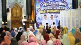 Gus Salman Wakil Bupati mewakili Bupati Warsubi menghadiri Pengajian Umum Peringatan Maulid Nabi Muhammad SAW 1448 H di Masjid Agung Baitul Mukminin, Jombang, Senin (24/8/2026) malam. 