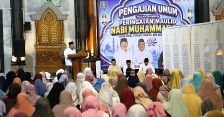 Gus Salman Wakil Bupati mewakili Bupati Warsubi menghadiri Pengajian Umum Peringatan Maulid Nabi Muhammad SAW 1448 H di Masjid Agung Baitul Mukminin, Jombang, Senin (24/8/2026) malam. 
