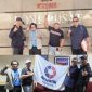 Photo atas, Perwakilan ketika berada di Kantor KONI Pusat, dari kiri Kistantono, Anang Masruchin, Welly Ari Wijaya, Suyanto (kanan), photo bawah ketika membentangkan Bendera AKUTIK INDONESIA di Kantor Sekretariat Federasi Akuatik Indonesia di Wisma Bakrie 1 Rasuna Said Jaksel, usai menyerahkan dokumen dukungan/mandat dari klub akuatik Jawa Timur, Jum’at (14/8/2026). (foto: Istimewa).