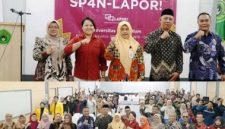 Photo atas, bersama (kanan) Kepala Dinas Kominfo Kabupaten Jombang, Endro Wahyudi, S.STP., M.KP., (kedua dari kanan) Wakil Rektor 1 Bidang Akademik Undar, Dr. Abdul Rouf, S.Ag., M.Ag., Ayu Saulina Ernalita, S.S., M.M., (merah) Pranata Humas Ahli Madya Dinas Kominfo Provinsi Jawa Timur, yang juga Ketua Tim Kerja Layanan Informasi dan Sumber Daya Manusia Dinas Komunikasi Provinsi Jawa Timur bersama tim nara sumber dan peserta (photo bawah). Photo: istimewa