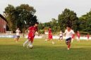 Pemain PSID Jombang (kostum merah) menang 3-0 tampak menguasai bola menghadapi tim kesebelasan Naga Mas Asri Tulungagung (kostum putih) di Stadion Merdeka Jombang, pada Jum’at (21/8/2026). Photo: https://layang.co