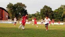 Pemain PSID Jombang (kostum merah) menang 3-0 tampak menguasai bola menghadapi tim kesebelasan Naga Mas Asri Tulungagung (kostum putih) di Stadion Merdeka Jombang, pada Jum’at (21/8/2026). Photo: https://layang.co