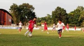 Pemain PSID Jombang (kostum merah) menang 3-0 tampak menguasai bola menghadapi tim kesebelasan Naga Mas Asri Tulungagung (kostum putih) di Stadion Merdeka Jombang, pada Jum’at (21/8/2026). Photo: https://layang.co