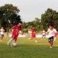 Pemain PSID Jombang (kostum merah) menang 3-0 tampak menguasai bola menghadapi tim kesebelasan Naga Mas Asri Tulungagung (kostum putih) di Stadion Merdeka Jombang, pada Jum’at (21/8/2026). Photo: https://layang.co