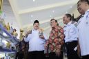 Bupati Warsubi (kiri) menunjukkan produk UMKM yang sudah masuk ke gerai Indomaret  sembari berdialog dengan pihak pimpinan Indomarco. 