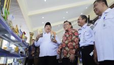 Bupati Warsubi (kiri) menunjukkan produk UMKM yang sudah masuk ke gerai Indomaret  sembari berdialog dengan pihak pimpinan Indomarco. 