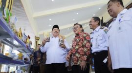 Bupati Warsubi (kiri) menunjukkan produk UMKM yang sudah masuk ke gerai Indomaret  sembari berdialog dengan pihak pimpinan Indomarco. 