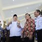 Bupati Warsubi (kiri) menunjukkan produk UMKM yang sudah masuk ke gerai Indomaret  sembari berdialog dengan pihak pimpinan Indomarco. 