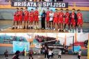 Tampak Tim Putra SMPN 1 Ploso menerima trophy Juara 1 Cabang Bola Voli PPOPKAB 2026, sedangkan photo bawah tim Putri SMPN 1 Bareng (kostum putih) bertanding melawan Tim Putri SMPN 2 Mojoagung (kostum merah), Tim SMPN 1 Bareng sebagai Juara 1 Putri Bola Voli tahun 2026, Jum’at (25/9/2026). Photo: https://layang.co.