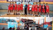 Tampak Tim Putra SMPN 1 Ploso menerima trophy Juara 1 Cabang Bola Voli PPOPKAB 2026, sedangkan photo bawah tim Putri SMPN 1 Bareng (kostum putih) bertanding melawan Tim Putri SMPN 2 Mojoagung (kostum merah), Tim SMPN 1 Bareng sebagai Juara 1 Putri Bola Voli tahun 2026, Jum’at (25/9/2026). Photo: https://layang.co.