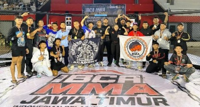Kontingen Kabupaten Jombang pose bersama usai mengikuti Kejuaraan Provinsi Jawa Timur Cabor Indonesia Beladiri Campuran Amatir-Mixed Martial Arts (IBCA MMA), Minggu (20/9/2026). Photo: istimewa