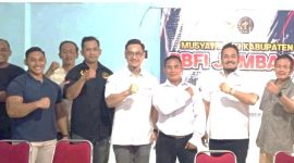 Ketua PBFI Kabupaten Jombang terpilih Mas’ud (kiri) menerima bendera PBFI dari Ketua Umum PBFI Pengprov Jatim Raja Siahaan, dan photo bersama Pengurus PBFI untuk memberikan semangat dan dukungan kemajuan PBFI Kabupaten Jombang. 