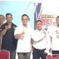Ketua PBFI Kabupaten Jombang terpilih Mas’ud (kiri) menerima bendera PBFI dari Ketua Umum PBFI Pengprov Jatim Raja Siahaan, dan photo bersama Pengurus PBFI untuk memberikan semangat dan dukungan kemajuan PBFI Kabupaten Jombang. 