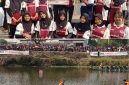 Tim Putri SMA Negeri Mojoagung pose bersama usai menerima prophy Juara 2 Putri PORKAB Dayung 2026, photo bawah, lomba dayung berlangsung di sungai tenggor, Desa Madiopuro, Kecamatan Sumobito, Minggu (20/9/2026)
