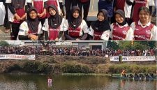 Tim Putri SMA Negeri Mojoagung pose bersama usai menerima prophy Juara 2 Putri PORKAB Dayung 2026, photo bawah, lomba dayung berlangsung di sungai tenggor, Desa Madiopuro, Kecamatan Sumobito, Minggu (20/9/2026)