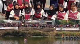 Tim Putri SMA Negeri Mojoagung pose bersama usai menerima prophy Juara 2 Putri PORKAB Dayung 2026, photo bawah, lomba dayung berlangsung di sungai tenggor, Desa Madiopuro, Kecamatan Sumobito, Minggu (20/9/2026)