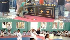 Disaksikan Kepala Dinas Porapar Nur Evva Maylia, Kepala Dinas Dikbud Kabupaten Jombang Dra Wor Windari, M.Si membanting tongkat sebagai tanda PORKAB Shorinji Kempo dibuka secara resmi (photo atas) sedangkan photo bawah, atlet embu beregu campuran melakukan laga di Balai Desa Mojongapit, Jombang, Jum’at (18/9/2026). Photo: https://layang.co