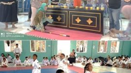 Disaksikan Kepala Dinas Porapar Nur Evva Maylia, Kepala Dinas Dikbud Kabupaten Jombang Dra Wor Windari, M.Si membanting tongkat sebagai tanda PORKAB Shorinji Kempo dibuka secara resmi (photo atas) sedangkan photo bawah, atlet embu beregu campuran melakukan laga di Balai Desa Mojongapit, Jombang, Jum’at (18/9/2026). Photo: https://layang.co