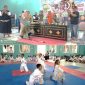Disaksikan Kepala Dinas Porapar Nur Evva Maylia, Kepala Dinas Dikbud Kabupaten Jombang Dra Wor Windari, M.Si membanting tongkat sebagai tanda PORKAB Shorinji Kempo dibuka secara resmi (photo atas) sedangkan photo bawah, atlet embu beregu campuran melakukan laga di Balai Desa Mojongapit, Jombang, Jum’at (18/9/2026). Photo: https://layang.co