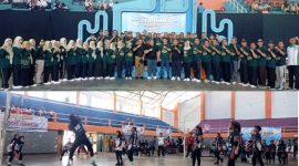 Photo bersama Bupati Jombang H Warsubi segenap Panitia PORKAB berpose usai pembukaan di GOR Merdeka, Senin (21/9/2026), dilanjutkan pertandingan bola voli putra-putri. 