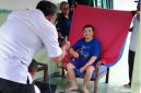 Petugas Dispendukcapil Kabupaten Jombang melakukan pemotretan kepada warga Desa Jarak, Kecamatan Wonosalam, Kabupaten Jombang untuk proses penerbitan KTP-elektronik (KTP-el).