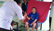 Petugas Dispendukcapil Kabupaten Jombang melakukan pemotretan kepada warga Desa Jarak, Kecamatan Wonosalam, Kabupaten Jombang untuk proses penerbitan KTP-elektronik (KTP-el).