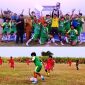 Tim Putra Gama, Gadingmangu, Kecamatan Perak merayakan kemenangan setelah menerima trophy dari ASKAB PSSI Jombang, sebagai Juara I PORKAB Sepak Bola Tahun 2026. Photo bawah: jalannya pertandingan final (Putra Gama hijau, Akor merah). Photo: https://layang.co.