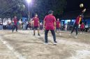 Tampak pemain tim Desa Pundong melakukan pertahanan dengan upaya mengembalikan bola dari lawan, dan pertandingan berkesudahan dengan skor 3-0 untuk kemenangan Desa Pundong, Senin (26/10/2026) di lapangan Desa Balongbesok.